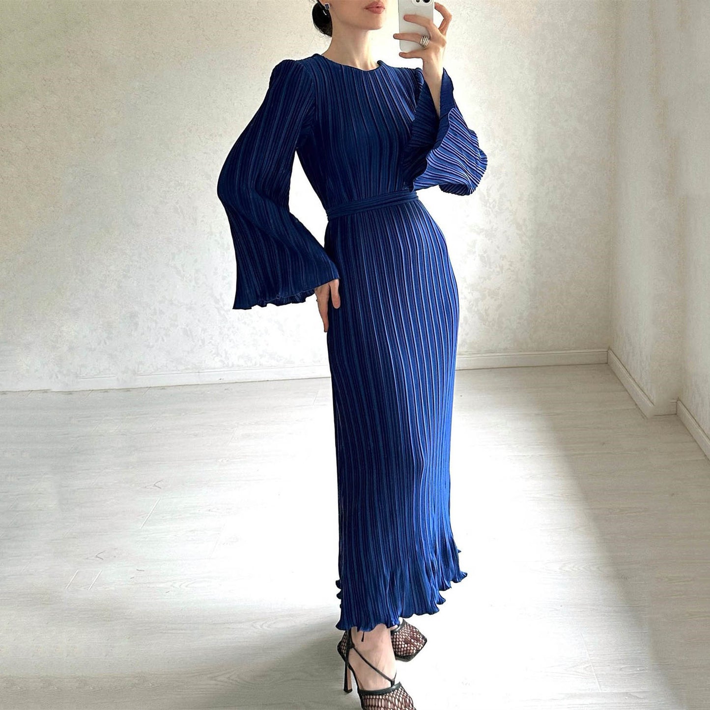Plissiertes Maxikleid mit Glockenärmeln