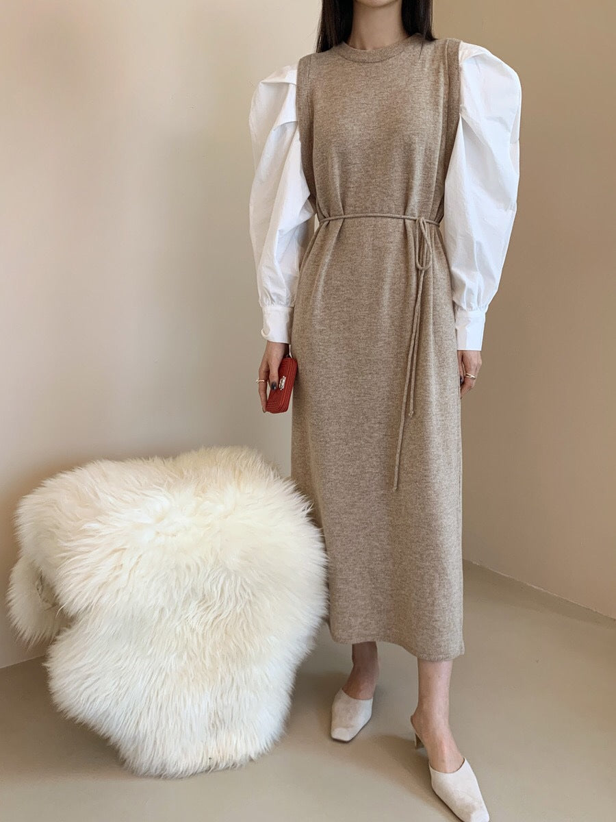 Elegantes Strickkleid mit Puffärmeln und Rundhalsausschnitt