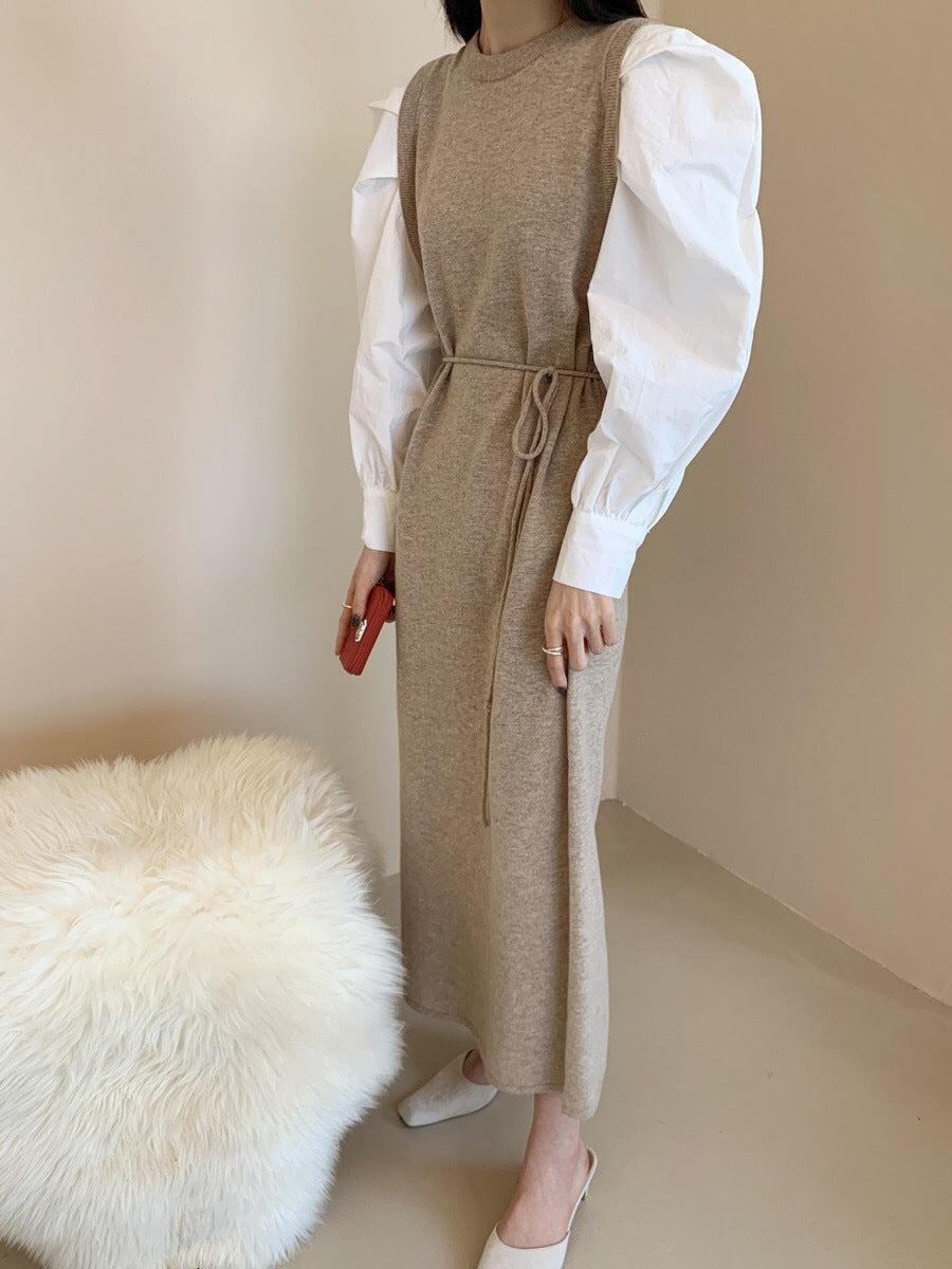 Elegantes Strickkleid mit Puffärmeln und Rundhalsausschnitt