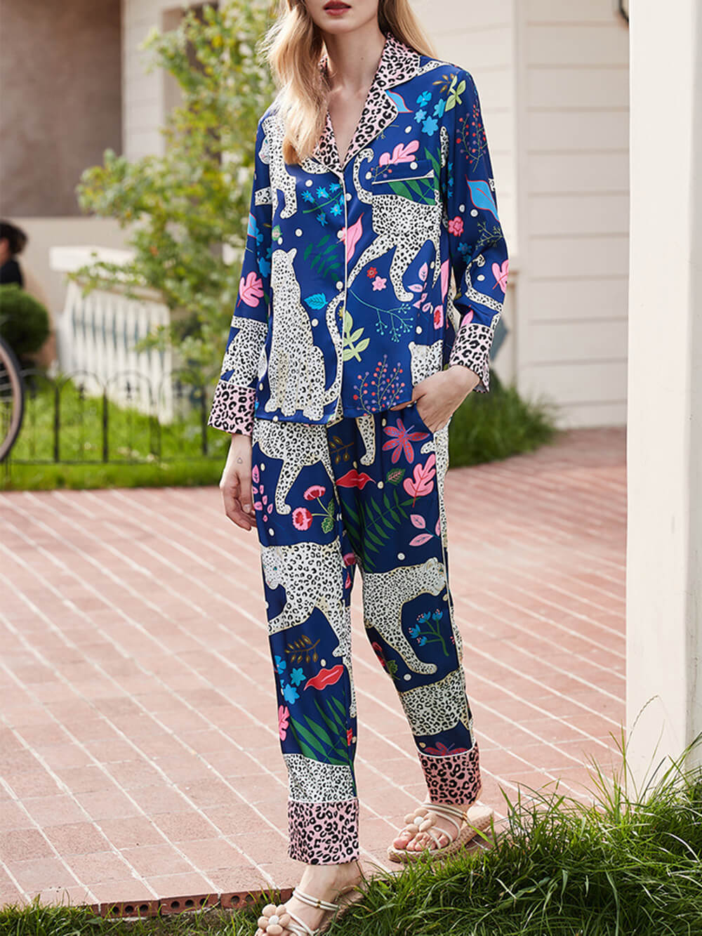 Conjunto de pijama azul com estampa de leopardo da neve