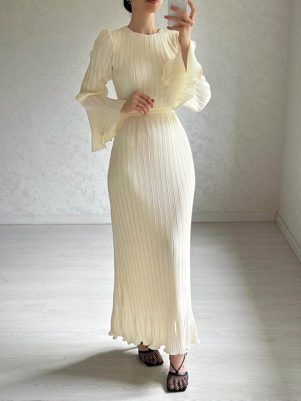 Plissiertes Maxikleid mit Glockenärmeln