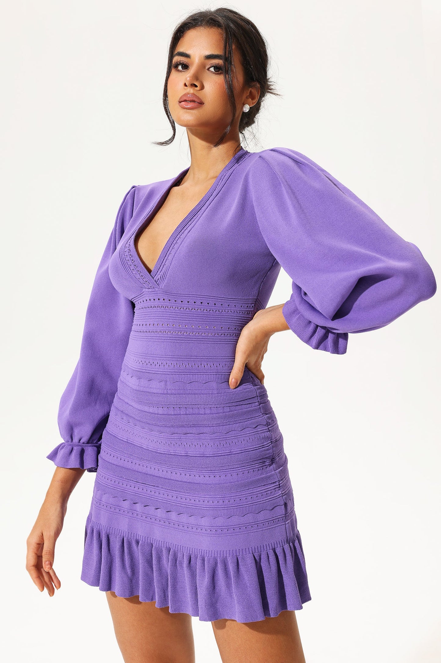 Robe courte violette à manches lanternes et col en V avec ourlet superposé