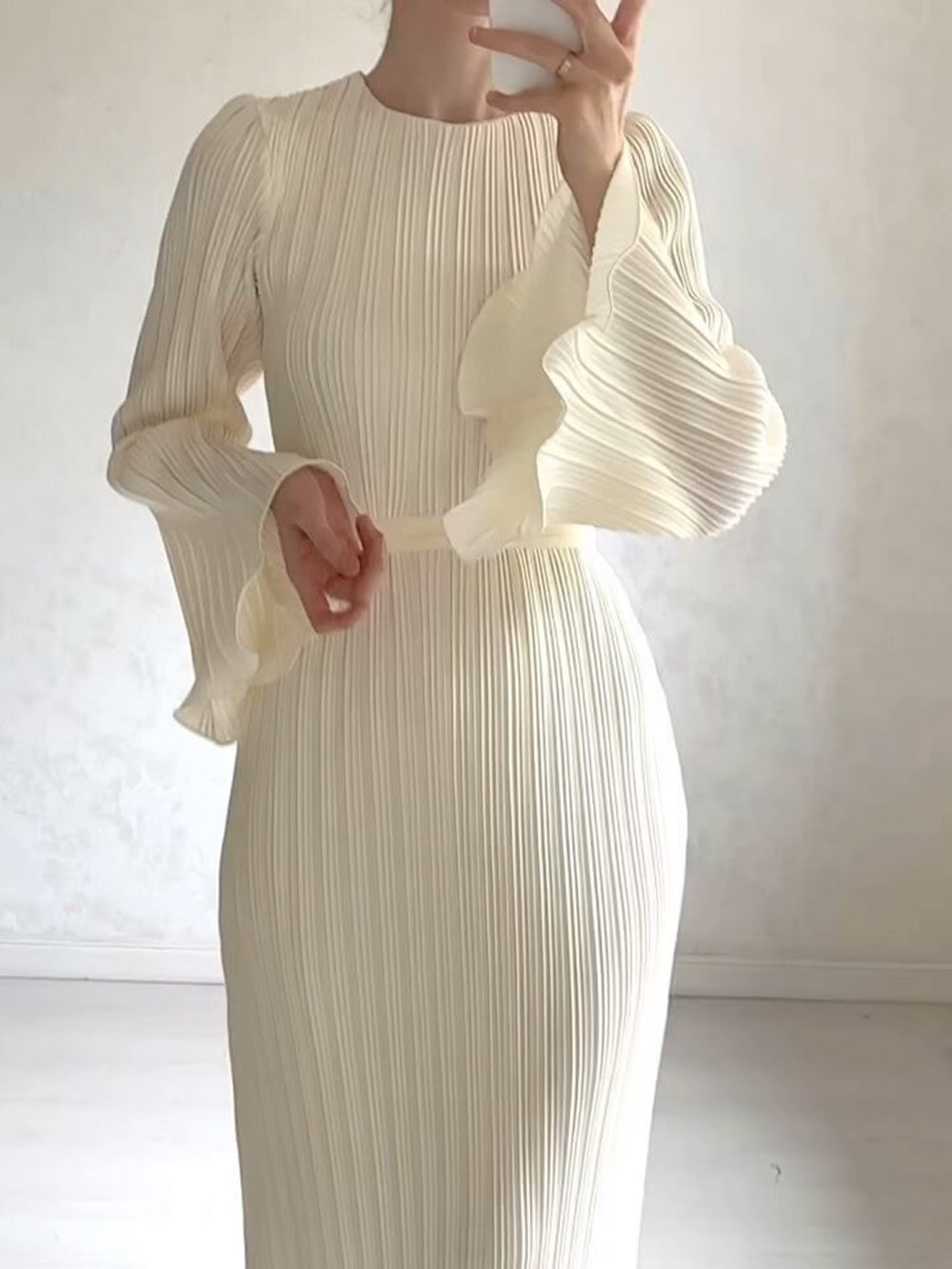 Plissiertes Maxikleid mit Glockenärmeln