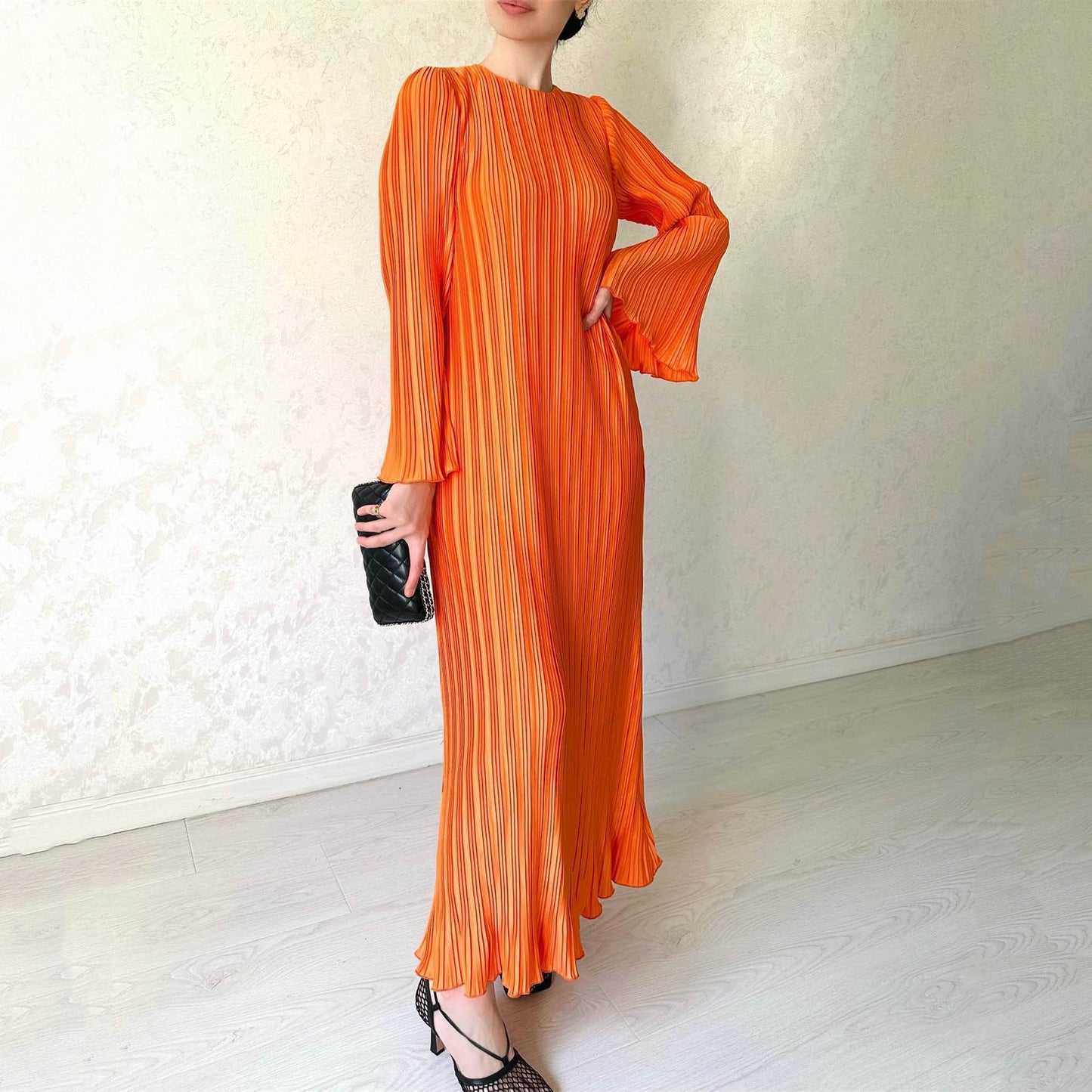 Plissiertes Maxikleid mit Glockenärmeln