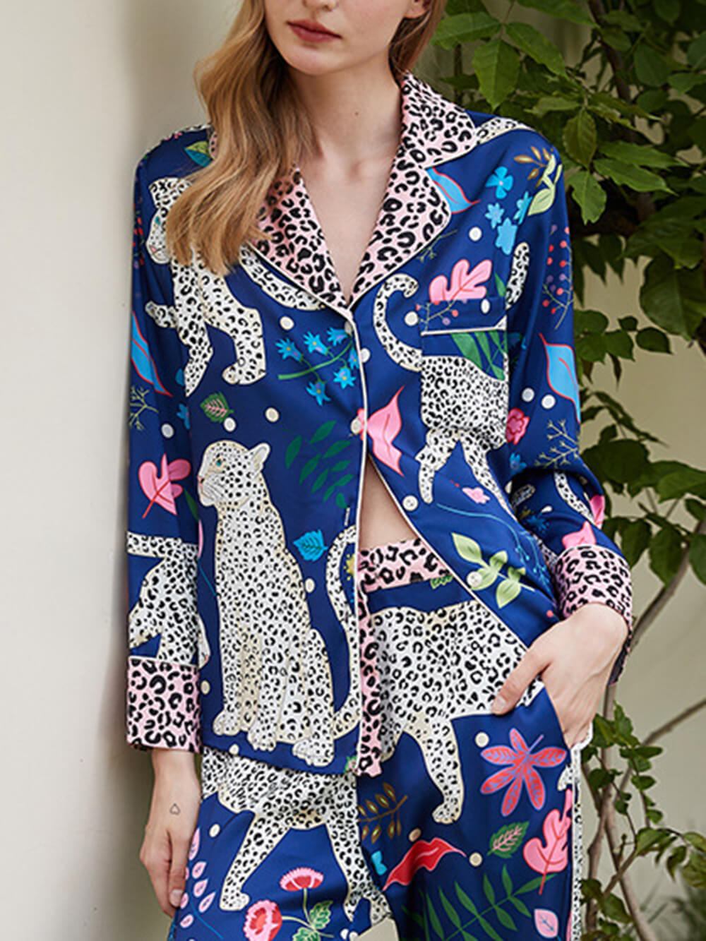 Conjunto de pijama azul com estampa de leopardo da neve