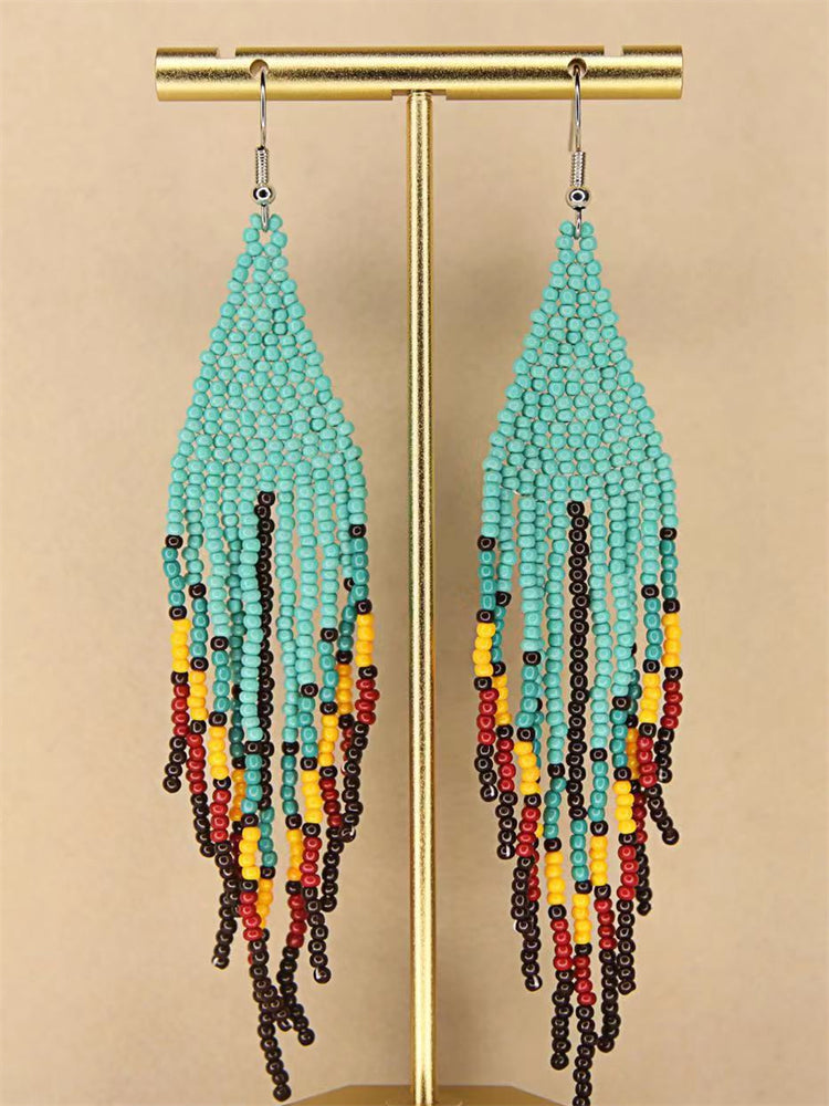 Pendientes con borlas de cuentas de arroz en contraste étnico de Black Pride