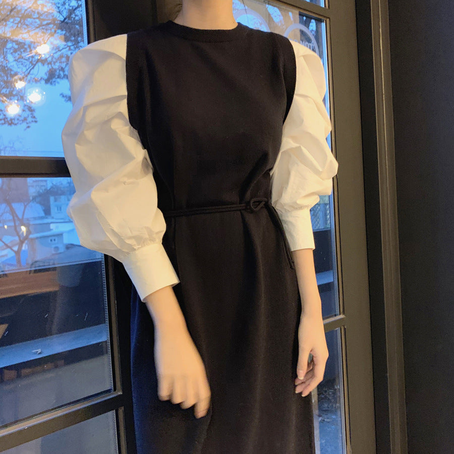 Elegantes Strickkleid mit Puffärmeln und Rundhalsausschnitt