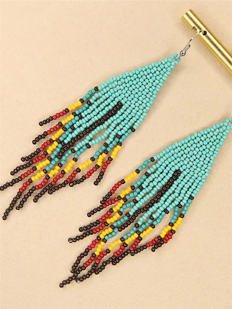 Pendientes con borlas de cuentas de arroz en contraste étnico de Black Pride