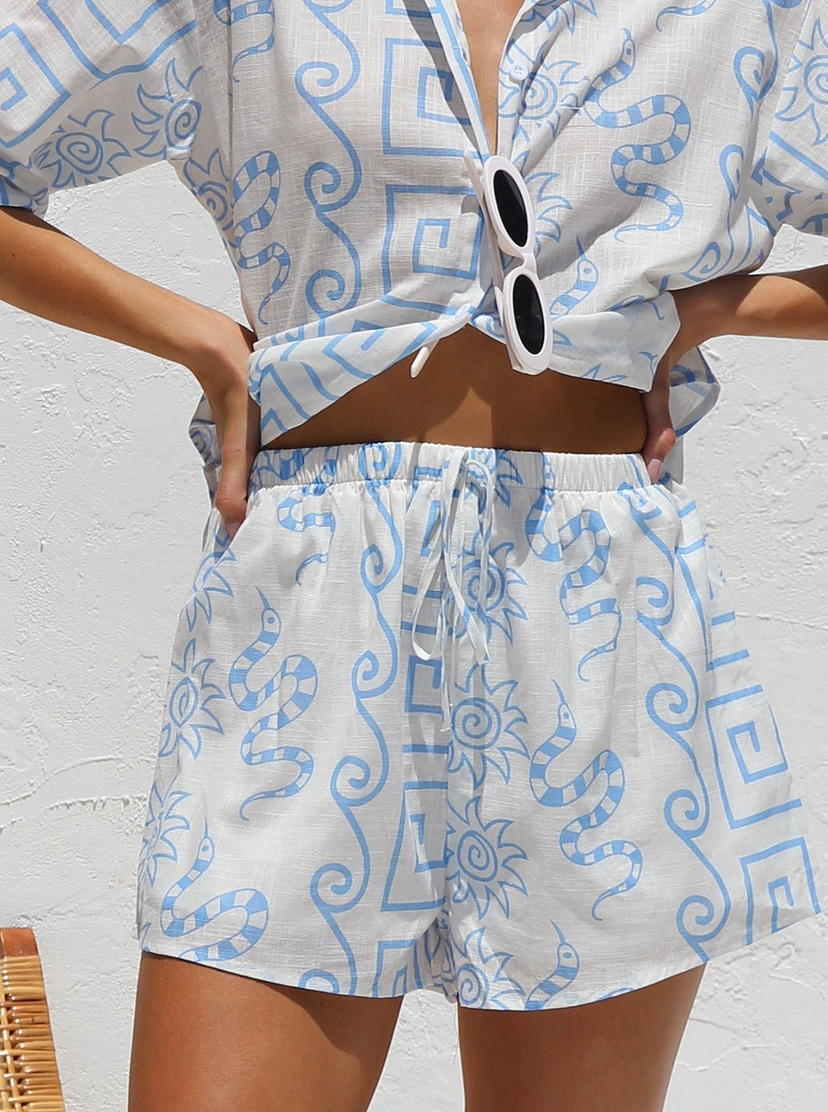 Blau bedrucktes Hemd und Shorts, lässiges Set