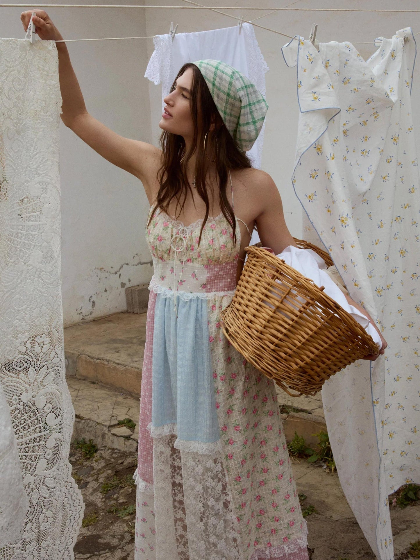 Vestido largo con cordones y estampado floral de encaje