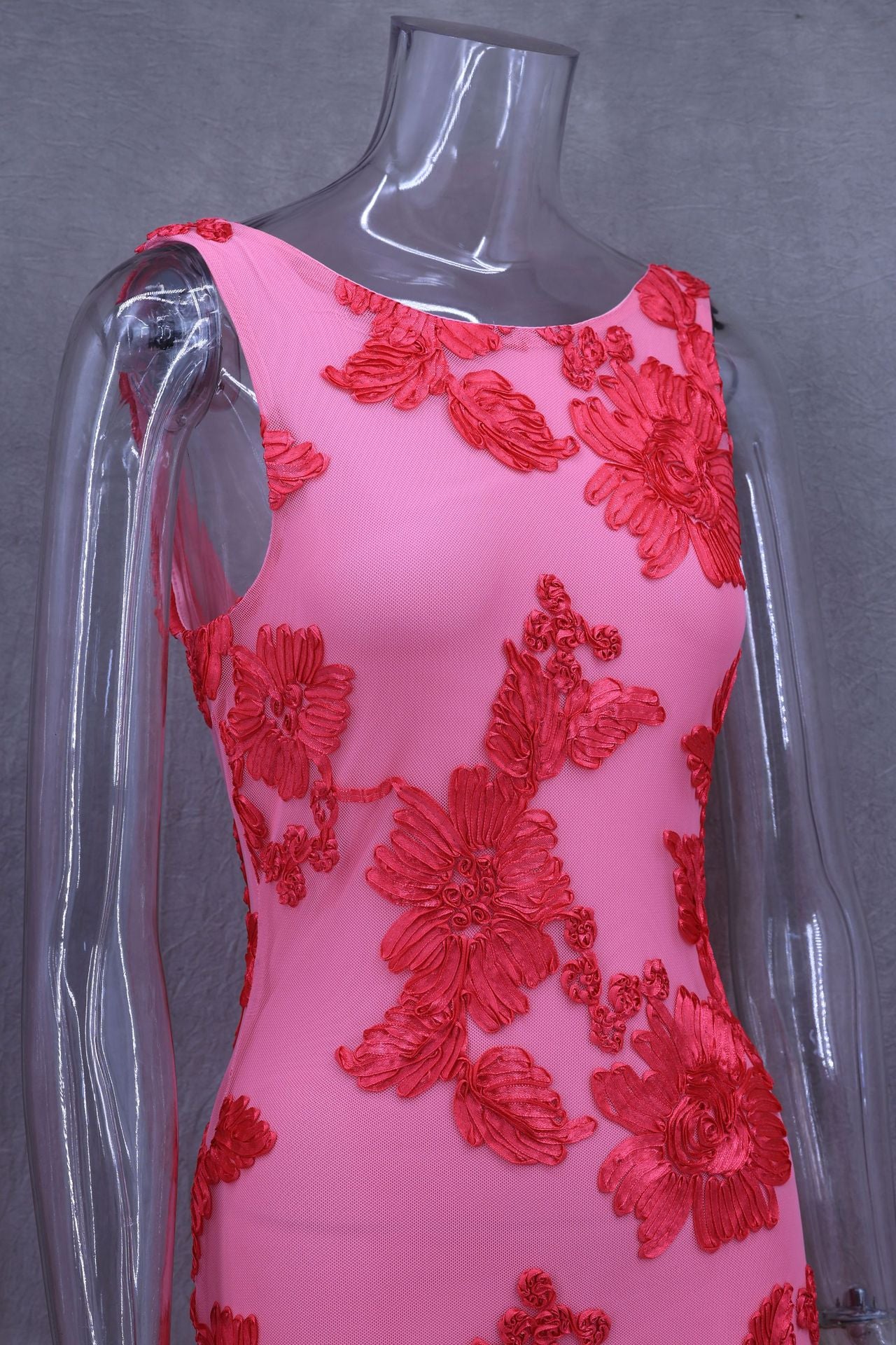 Exquisito vestido largo ajustado con estampado floral en 3D