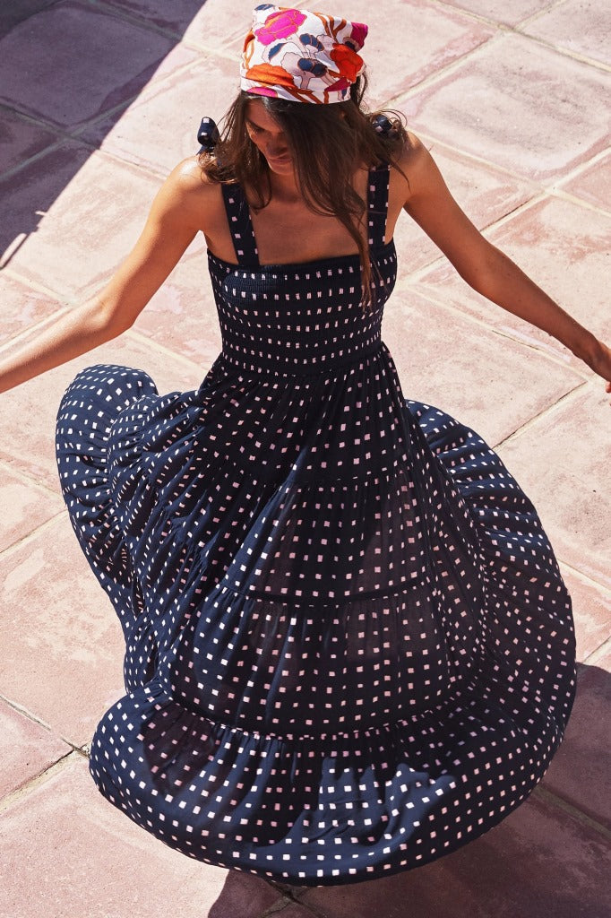 Robe mi-longue plissée extensible sans manches à imprimé pois