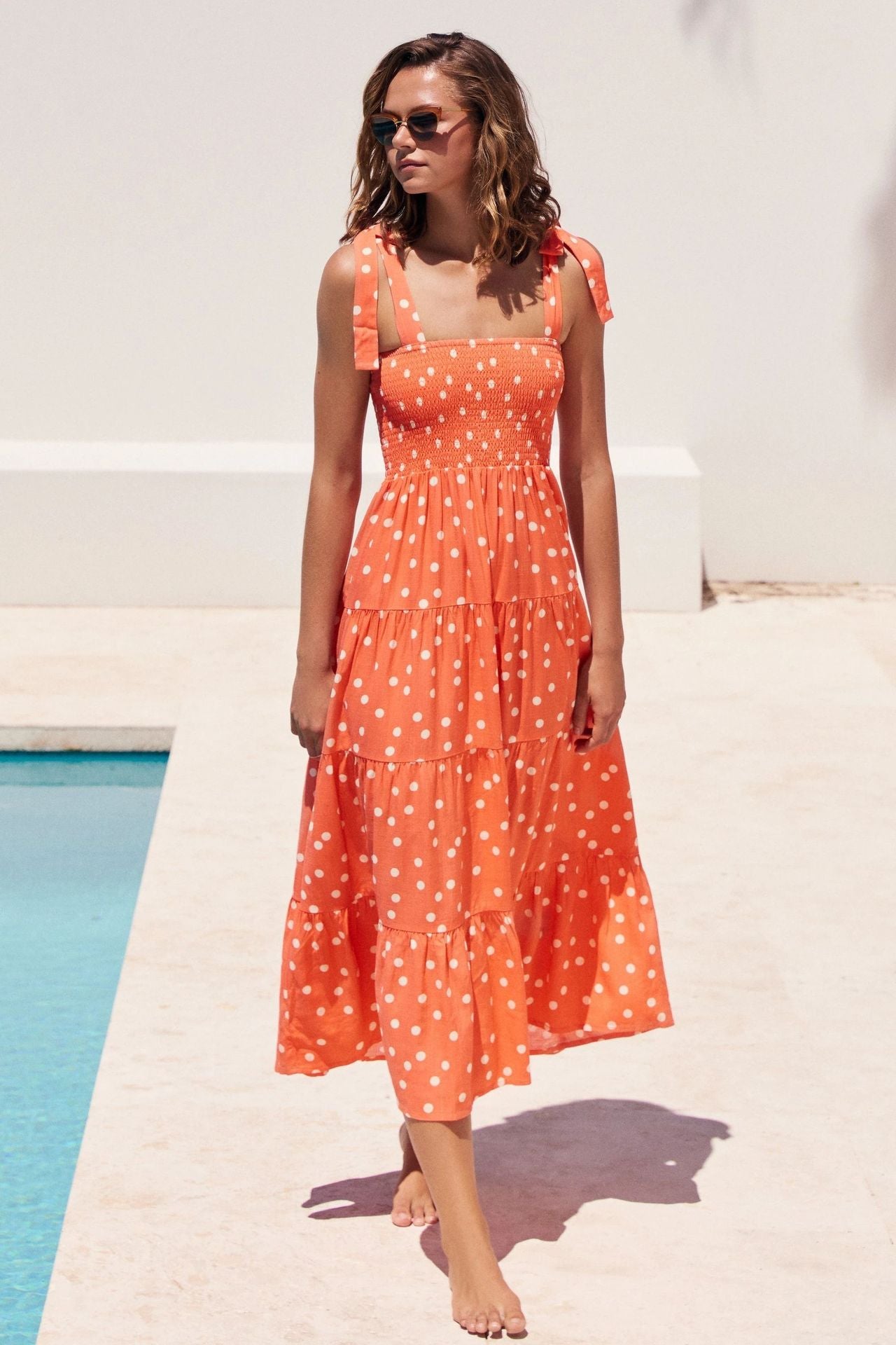 Robe mi-longue plissée extensible sans manches à imprimé pois