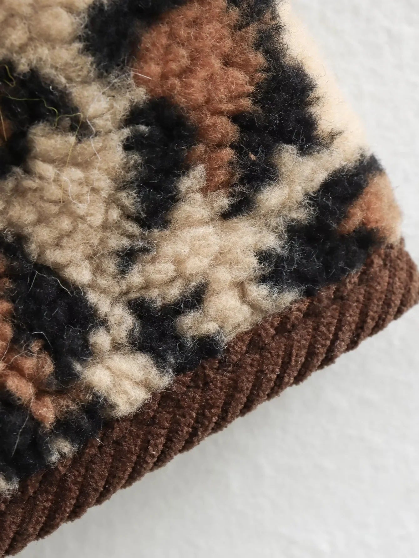 Chaqueta con estampado de leopardo y ribetes de pana