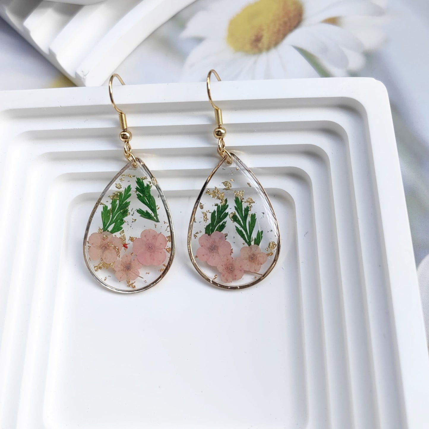 Pendientes de flores eternas con flores secas y pegamento