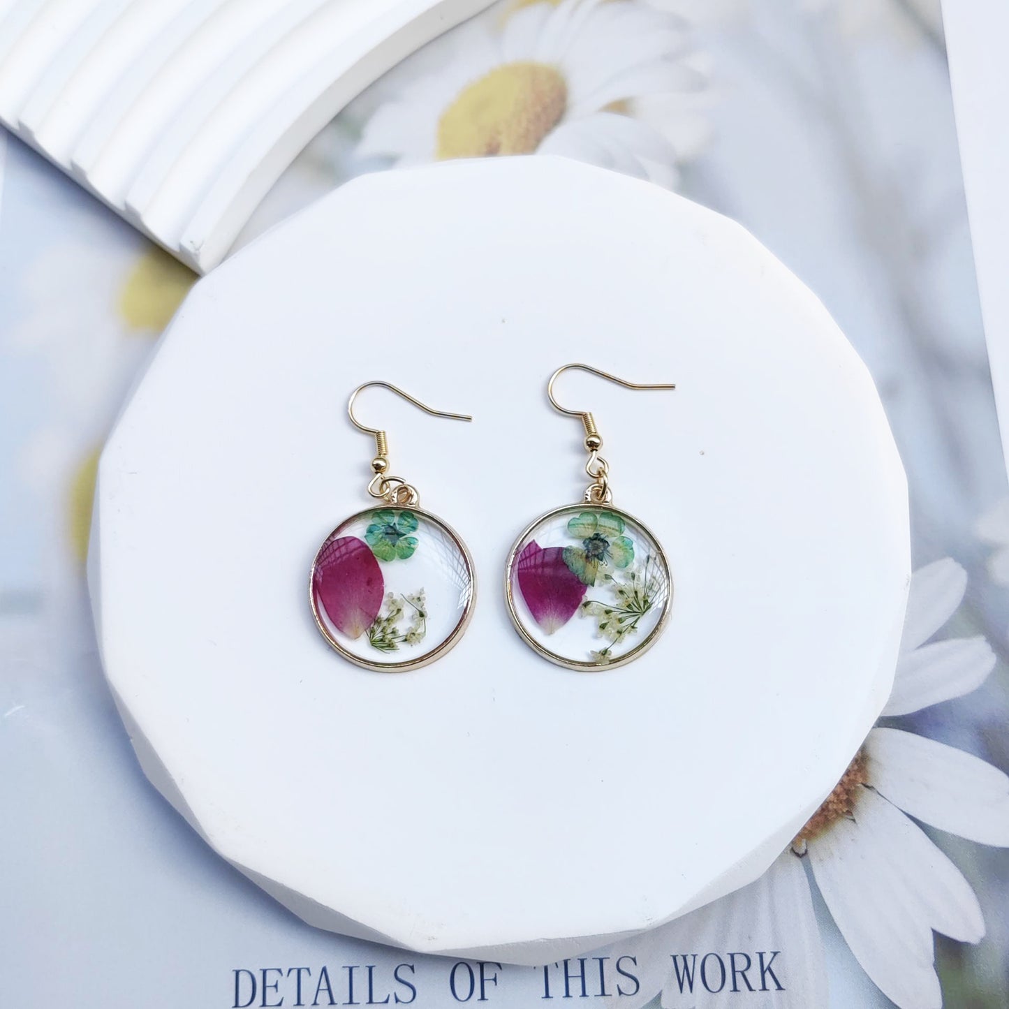 Pendientes de flores eternas con flores secas y pegamento