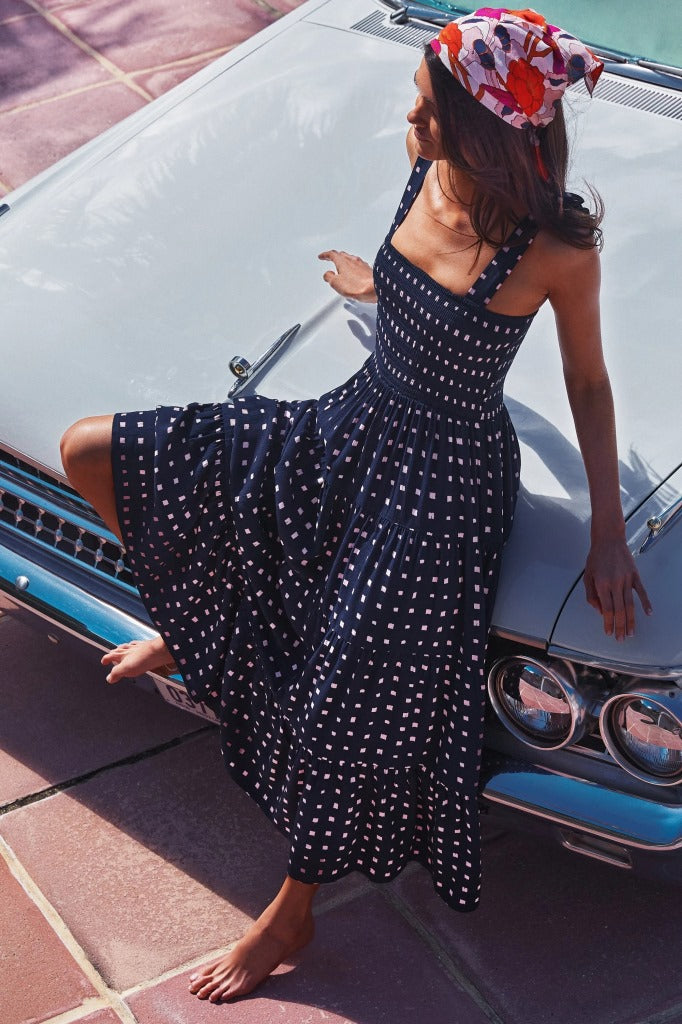 Robe mi-longue plissée extensible sans manches à imprimé pois