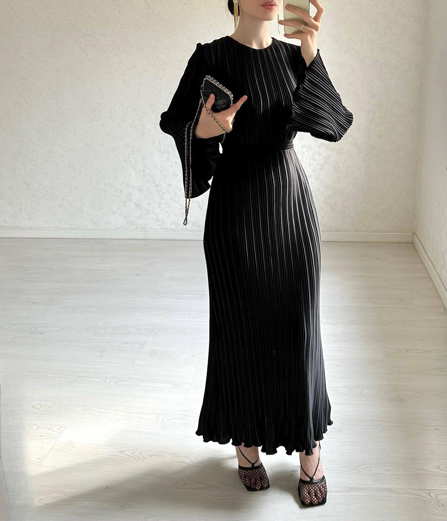 Plissiertes Maxikleid mit Glockenärmeln