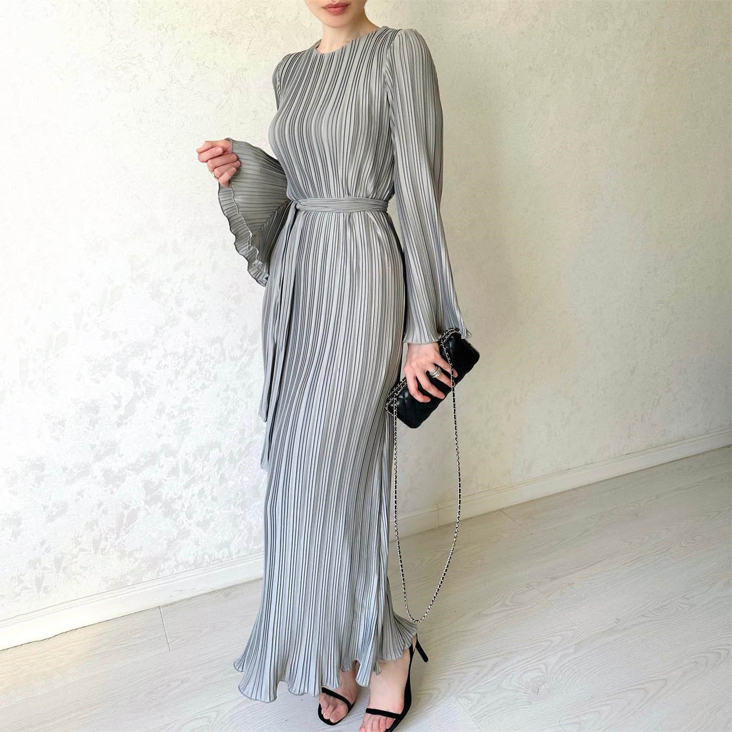 Plissiertes Maxikleid mit Glockenärmeln