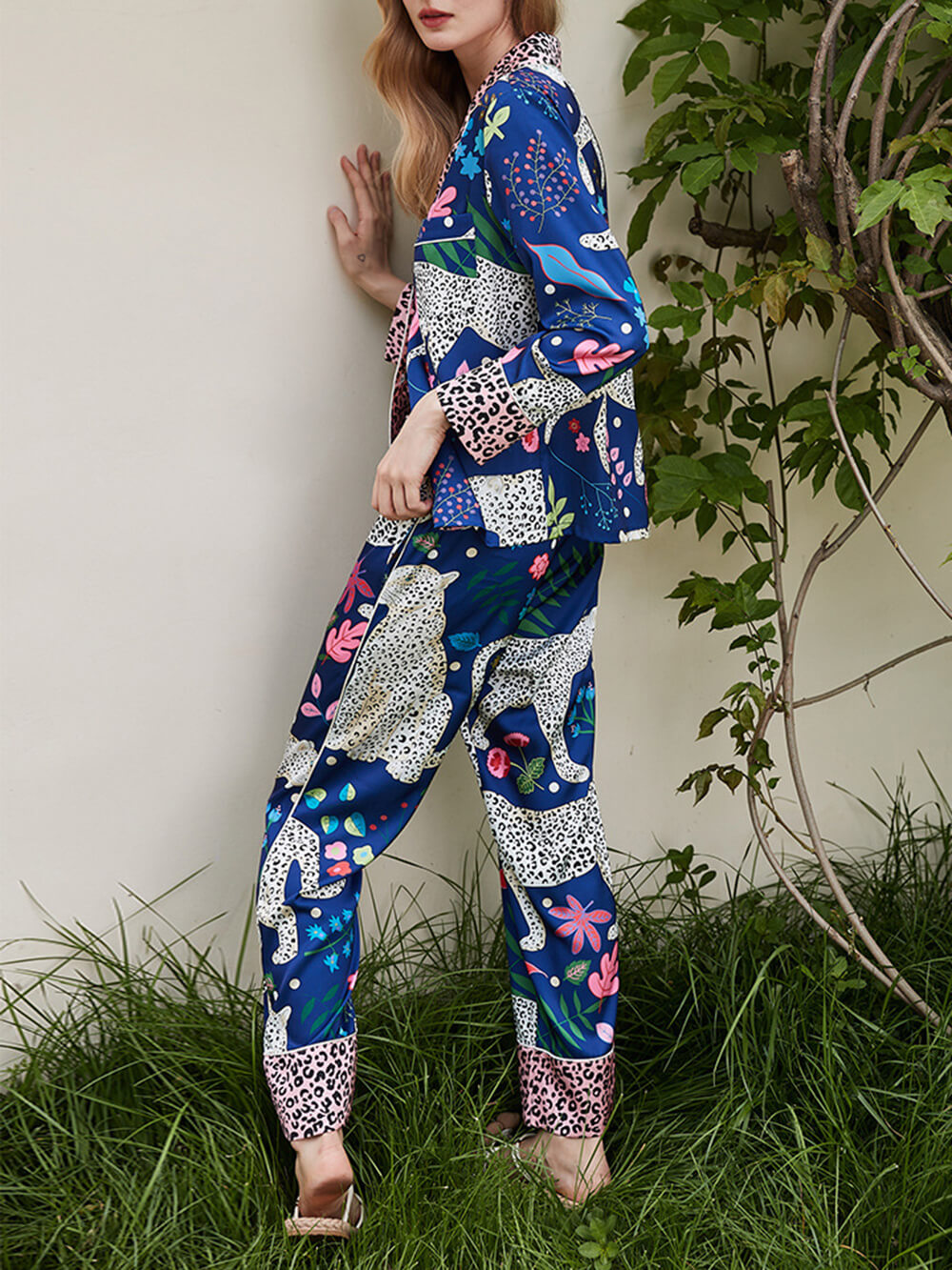 Conjunto de pijama azul com estampa de leopardo da neve
