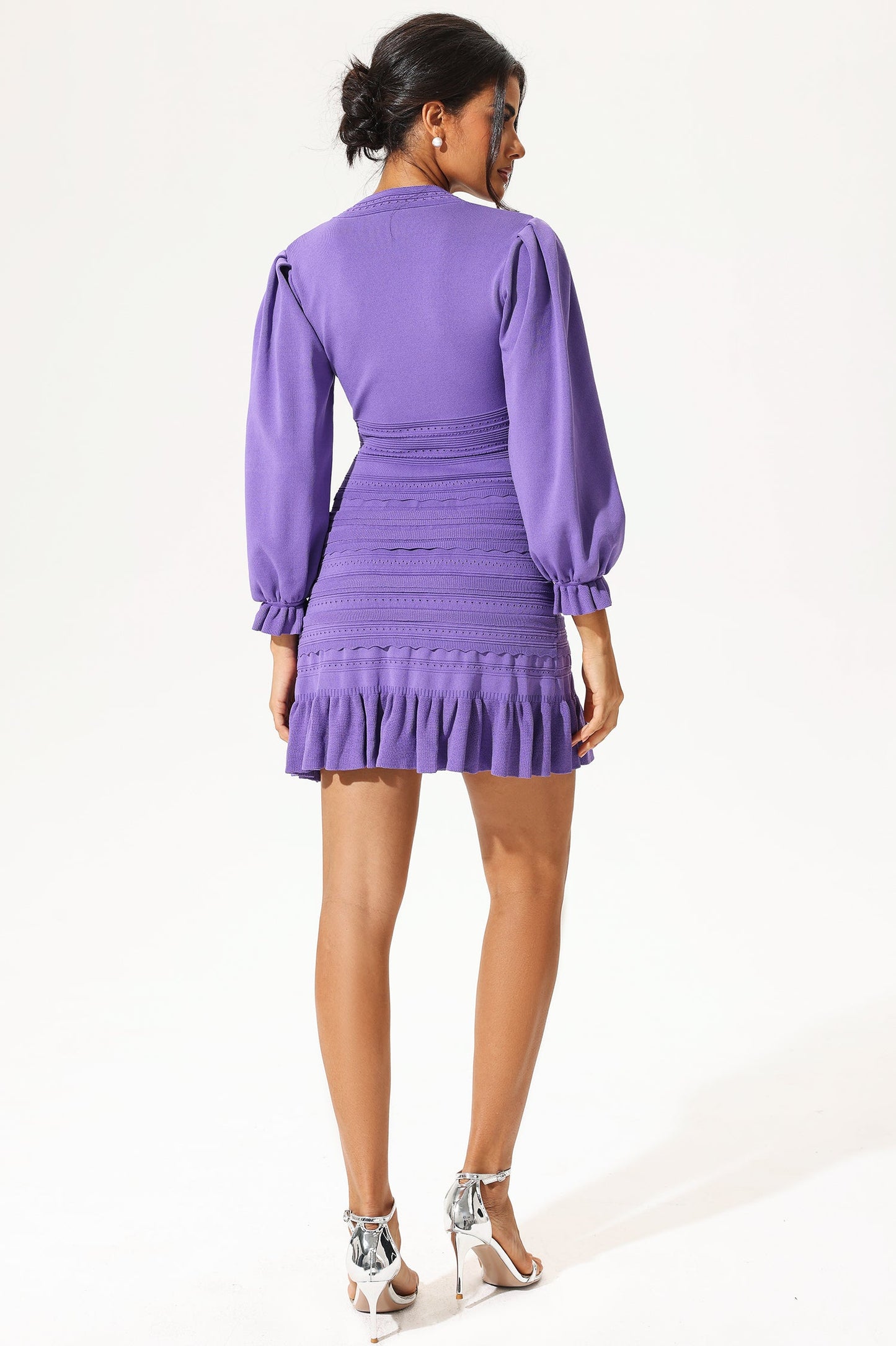 Robe courte violette à manches lanternes et col en V avec ourlet superposé