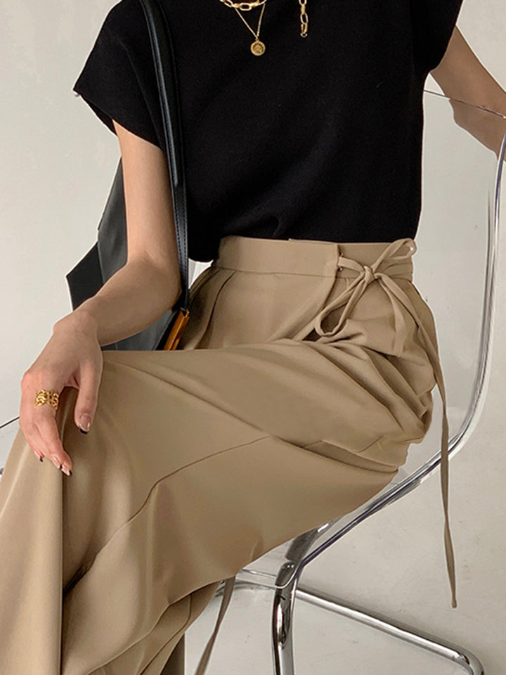Fließende Hose mit weitem Bein und Bindegürtel 