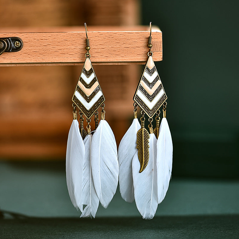 1 par de pendientes colgantes con forma de atrapasueños con decoración de plumas