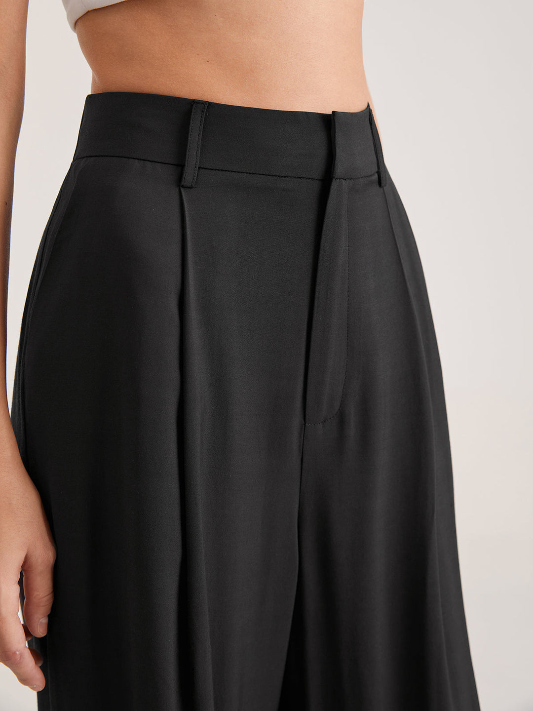 Übergroße Hose mit hoher Taille und Bügelfalten vorne 
