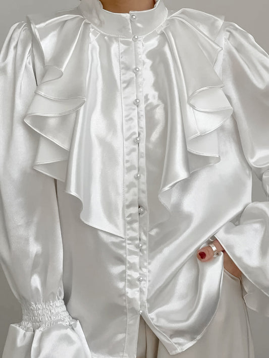 Camisa elegante con botones de perlas y manga acampanada plisada