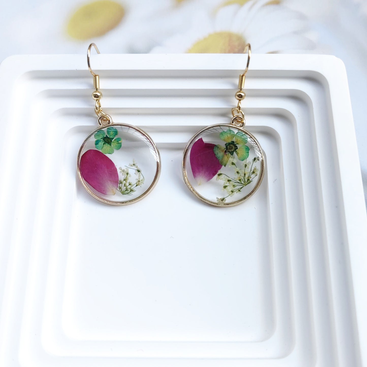 Pendientes de flores eternas con flores secas y pegamento