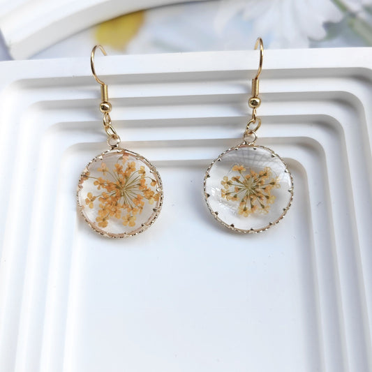 Pendientes de flores eternas con flores secas y pegamento