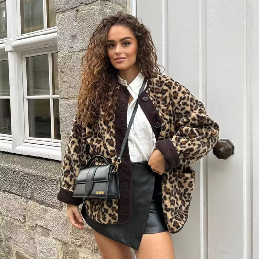 Chaqueta con estampado de leopardo y ribetes de pana