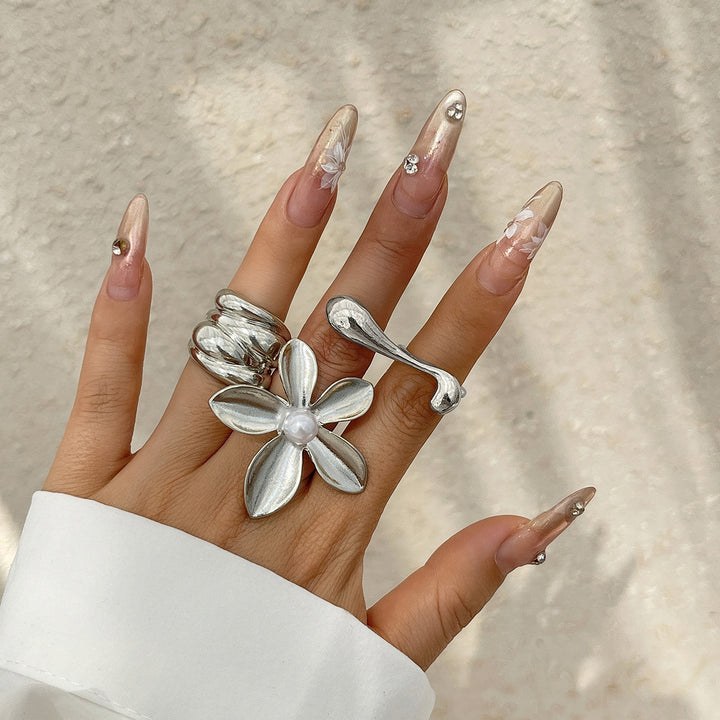 Anello regolabile con fiore oversize