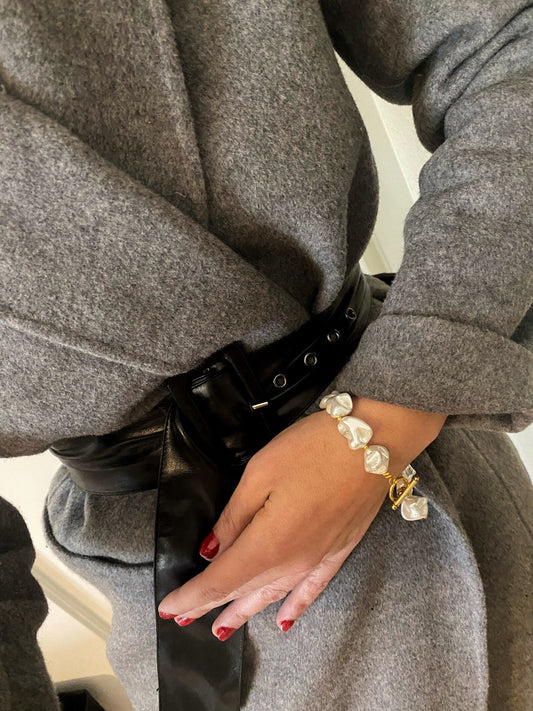 Elegante pulsera de cuentas irregulares