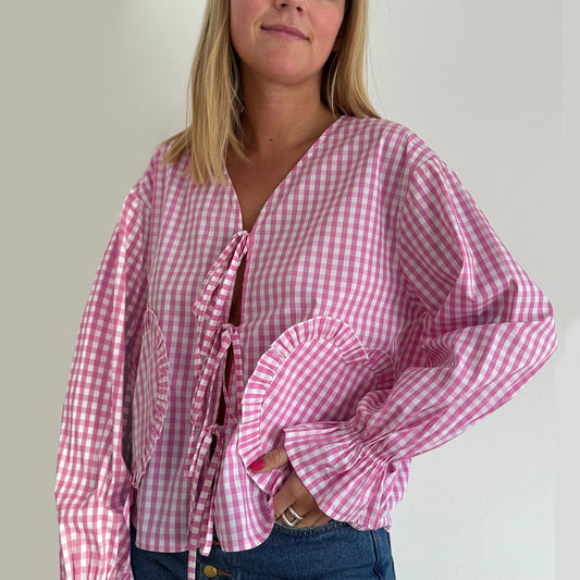 Camisa a cuadros con cordones en forma de corazón y borde con volantes y manga acampanada