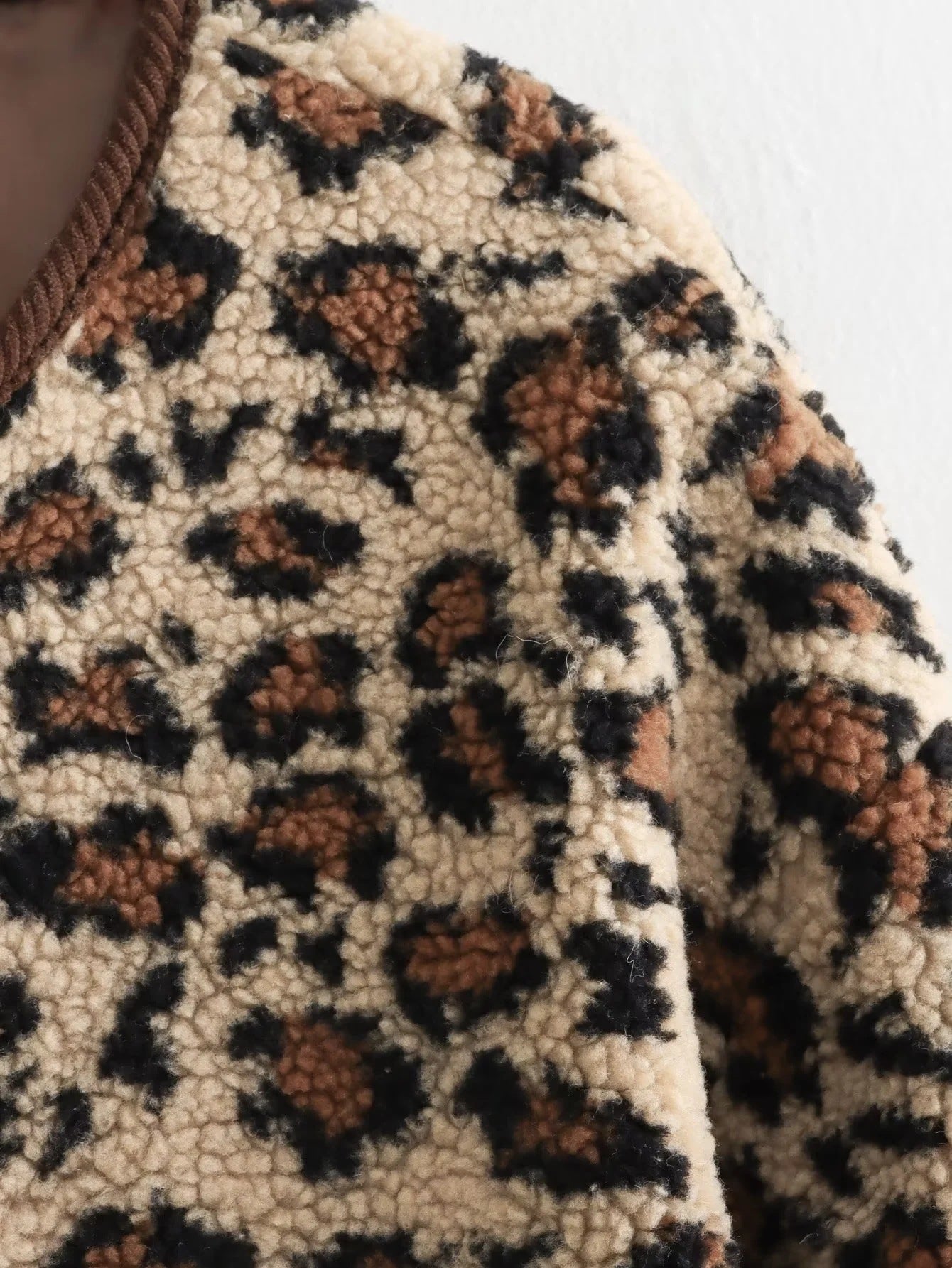 Chaqueta con estampado de leopardo y ribetes de pana