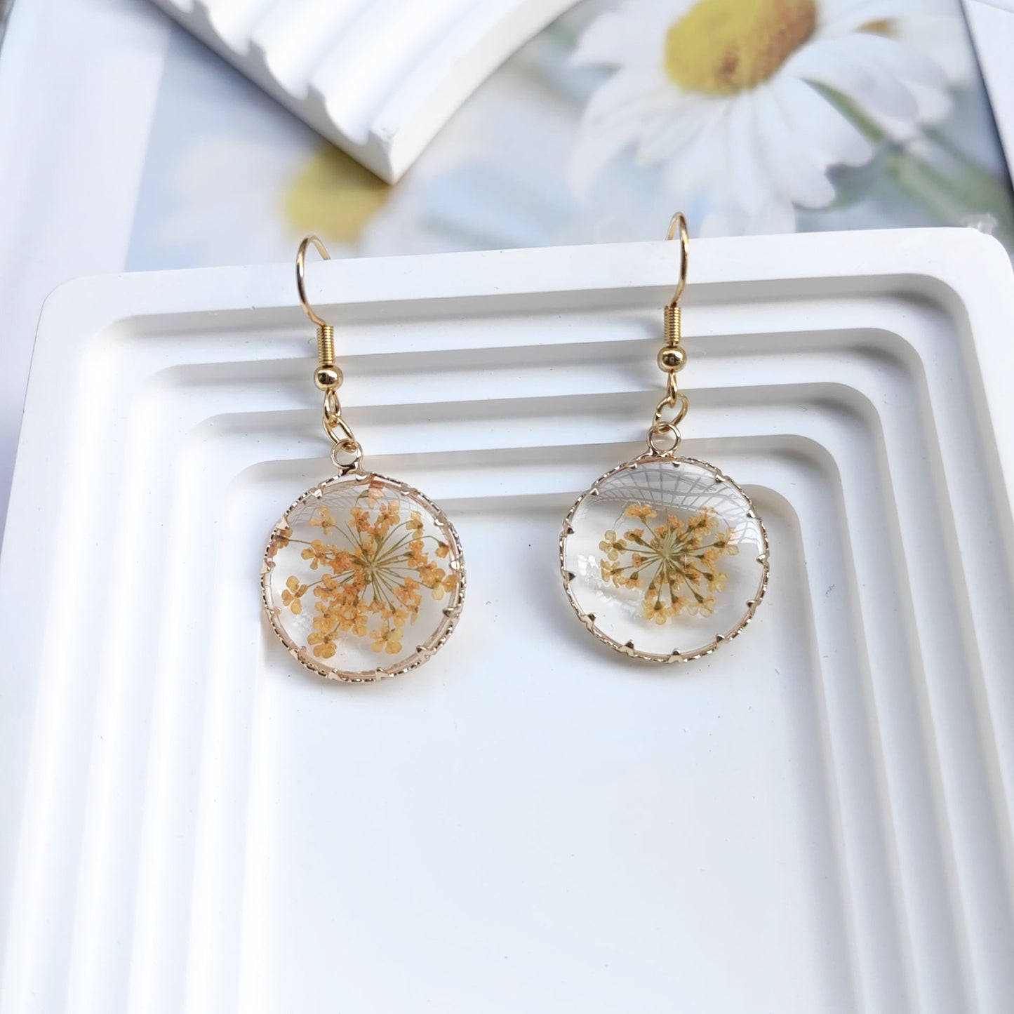 Pendientes de flores eternas con flores secas y pegamento