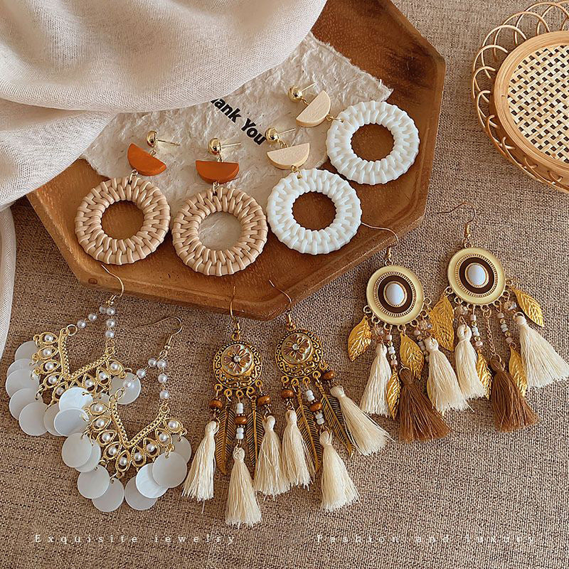 Pendientes de cuentas estilo boho con flecos de perlas