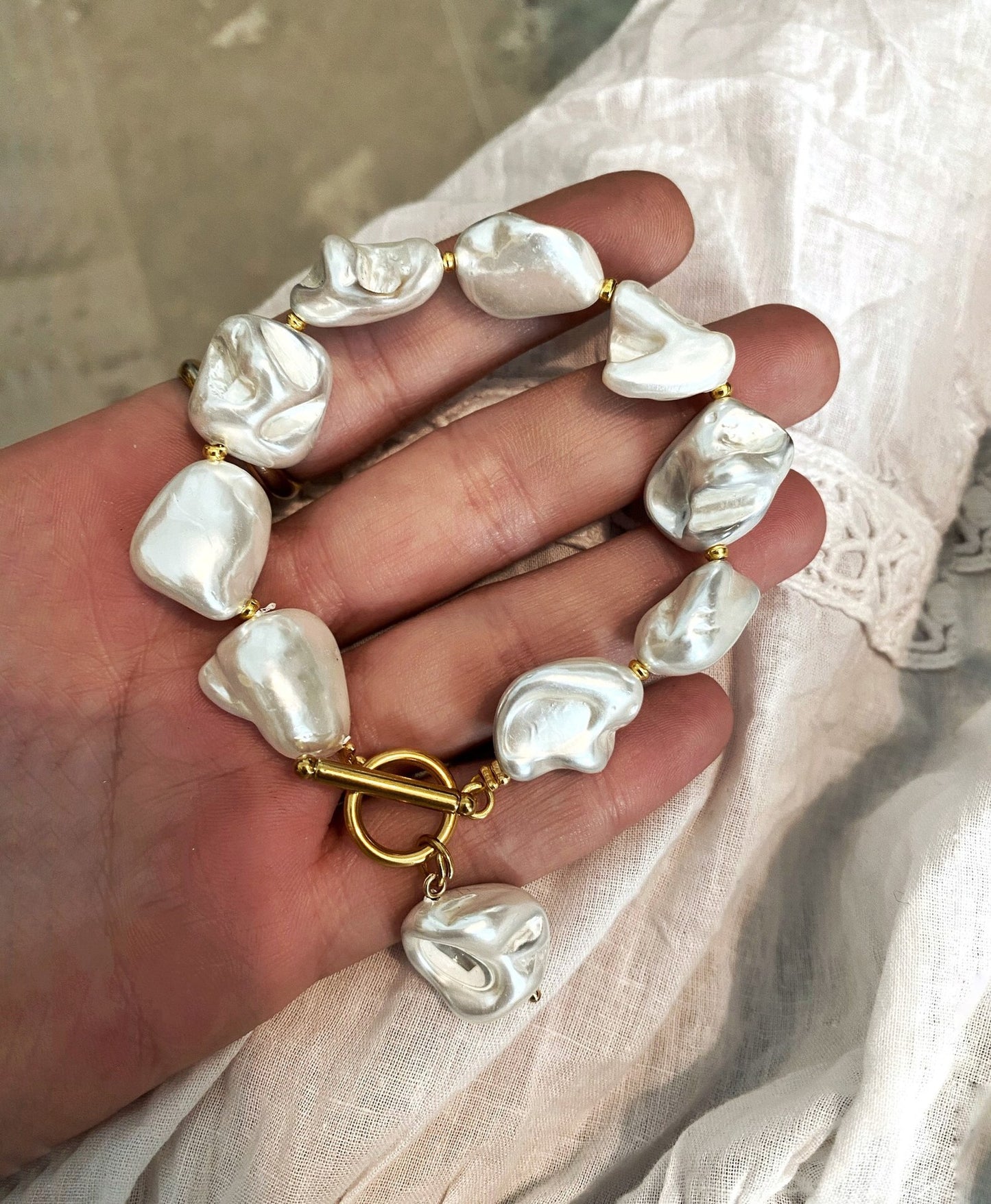 Elegante pulsera de cuentas irregulares